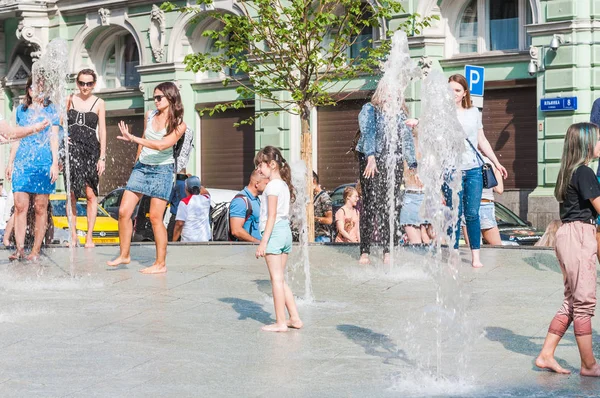 Moscú Rusia Junio 2018 Plaza Birzhevaya Gente Salpica Fuente Cuando — Foto de Stock