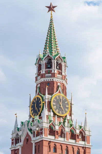 莫斯科克里姆林宫的 Spasskaya 克里姆林宫的钟声显示五点钟 — 图库照片