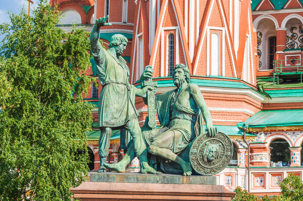 Памятник Минину и Пожарскому на Красной площади в Москве
