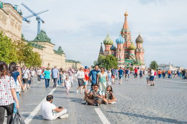 Moscow, Rusya Federasyonu - 29 Haziran 2018: Hindistan gelen turistler Kızıl Meydan kaldırımda oturan fotoğraflandı