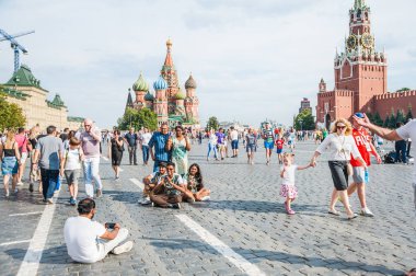 Moscow, Rusya Federasyonu - 29 Haziran 2018: Hindistan gelen turistler Kızıl Meydan kaldırımda oturan fotoğraflandı