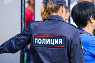 Moskova, Rusya - 29 Haziran 2018: Rus kadın polis görev metal detektörü çerçevesinde yakınındaki. Arkadan görünüm