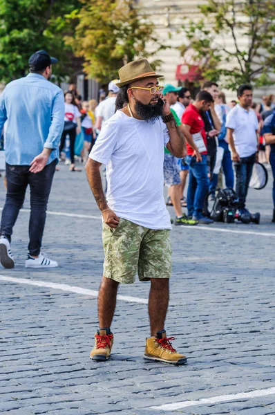 Moscow, Rusya Federasyonu - 29 Haziran 2018: A Meksika Kızıl Meydan cep telefonda konuşurken şapkalı adam sakallı