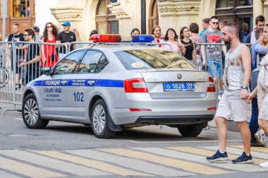 Moskova, Rusya - 29 Haziran 2018: Polis arabası Ilyinka Caddesi üzerinde