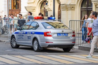 Moskova, Rusya - 29 Haziran 2018: Polis arabası Ilyinka Caddesi üzerinde