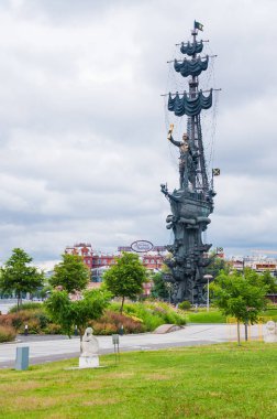 Moskova, Rusya - 10 Temmuz 2018: Park alanı Krymskaya Naberezhnaya Moskova Nehri üzerinde. Çar Peter büyük ve Rus Donanması 300 yıldönümü onuruna Hatıra heykel görünümünü