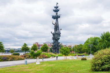 Moskova, Rusya - 10 Temmuz 2018: Park alanı Krymskaya Naberezhnaya Moskova Nehri üzerinde. Çar Peter büyük ve Rus Donanması 300 yıldönümü onuruna Hatıra heykel görünümünü