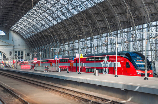 МОСКВА, РОССИЯ - 29 июля 2018 года: Двухэтажный поезд ES2-001 Stadler KISS RUS (AERO) "Евразия" под посадкой Киевского железнодорожного вокзала (Киевский вокзал). Поезд используется как "Аэроэкспресс"
