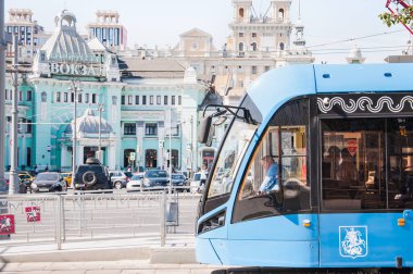 Moskova, Rusya - 27 Ağustos 2018: Rus üç birimli düşük katlı tramvay araba Tverskaya Zastava kare üzerinde 