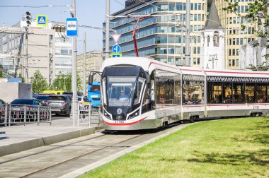 Moskova, Rusya - 27 Ağustos 2018: Rus üç birimli düşük katlı tramvay araba Tverskaya Zastava kare üzerinde 