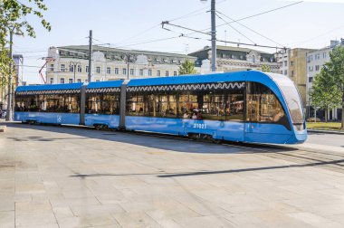 Moskova, Rusya - 27 Ağustos 2018: Rus üç birimli düşük katlı tramvay araba Tverskaya Zastava kare üzerinde 