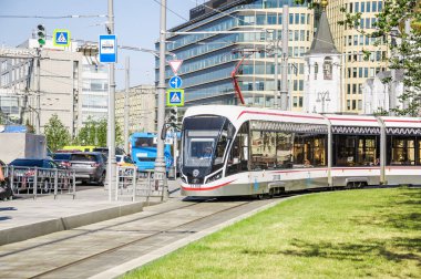 Moskova, Rusya - 27 Ağustos 2018: Rus üç birimli düşük katlı tramvay araba Tverskaya Zastava kare üzerinde 
