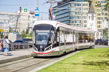 Moskova, Rusya - 27 Ağustos 2018: Rus üç birimli düşük katlı tramvay araba Tverskaya Zastava kare üzerinde 