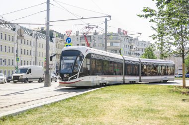 Moskova, Rusya - 27 Ağustos 2018: Rus üç birimli düşük katlı tramvay araba Tverskaya Zastava kare üzerinde 