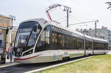 Moskova, Rusya - 27 Ağustos 2018: Rus üç birimli düşük katlı tramvay araba Tverskaya Zastava kare üzerinde 