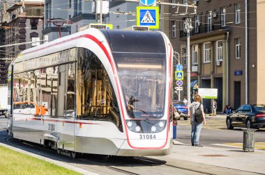 Moskova, Rusya - 27 Ağustos 2018: Rus üç birimli düşük katlı tramvay araba Tverskaya Zastava kare üzerinde 
