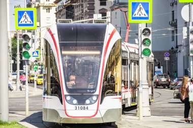 Moskova, Rusya - 27 Ağustos 2018: Rus üç birimli düşük katlı tramvay araba Tverskaya Zastava kare üzerinde 