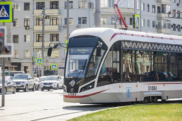 Moskova, Rusya - 27 Ağustos 2018: Rus üç birimli düşük katlı tramvay araba Tverskaya Zastava kare üzerinde 