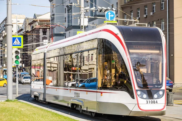 Moskova, Rusya - 27 Ağustos 2018: Rus üç birimli düşük katlı tramvay araba Tverskaya Zastava kare üzerinde 