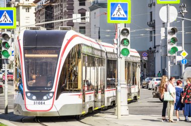 Moskova, Rusya - 27 Ağustos 2018: Rus üç birimli düşük katlı tramvay araba Tverskaya Zastava kare üzerinde 