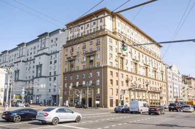 Moskova, Rusya - 27 Ağustos 2018: On katlı konut yapı Lesnaya sokak 1-st Tverskaya-Yamskaya Caddesi ve modern konut bina 1939 yıl inşa edildi