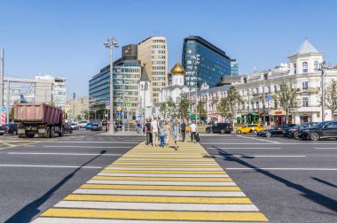 Moskova, Rusya - 27 Ağustos 2018: Yaya zebra geçiş 1 Tverskaya-Yamskaya cadde üzerinde