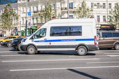 Moskova, Rusya - 27 Ağustos 2018: Devlet trafik Müfettişliği 1 Tverskaya-Yamskaya sokakta araba