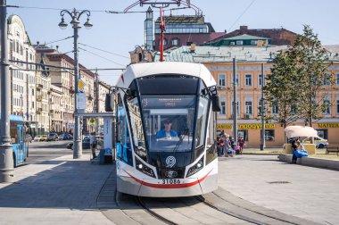 Moskova, Rusya - 27 Ağustos 2018: Rus üç birimli düşük katlı tramvay araba Tverskaya Zastava kare üzerinde ' Vityaz M'