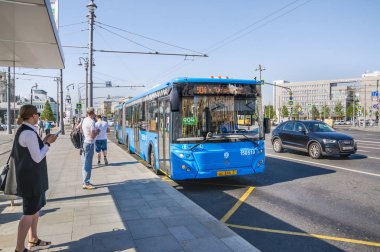 Moskova, Rusya - 27 Ağustos 2018: Otobüs Liaz-6213.65 rota 904 otobüs durağında 