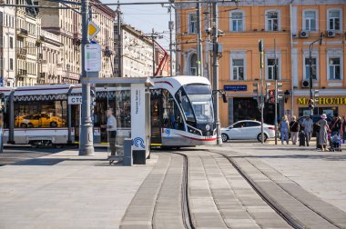 Moskova, Rusya - 27 Ağustos 2018: Rus üç birimli düşük katlı tramvay araba Tverskaya Zastava kare üzerinde ' Vityaz M'