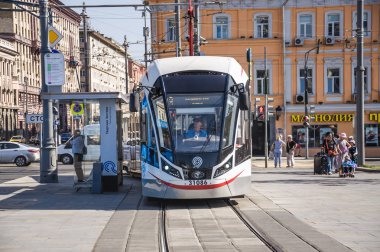Moskova, Rusya - 27 Ağustos 2018: Rus üç birimli düşük katlı tramvay araba Tverskaya Zastava kare üzerinde ' Vityaz M'