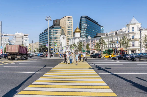 Moskova, Rusya - 27 Ağustos 2018: Yaya zebra geçiş 1 Tverskaya-Yamskaya cadde üzerinde