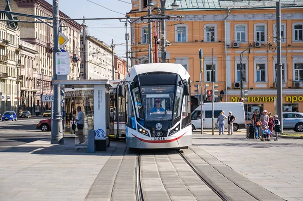 Moskova, Rusya - 27 Ağustos 2018: Rus üç birimli düşük katlı tramvay araba Tverskaya Zastava kare üzerinde ' Vityaz M'