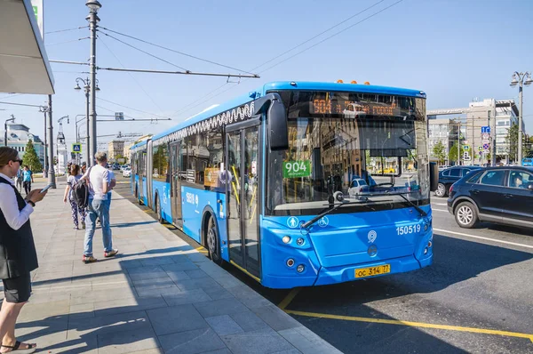 Moskova, Rusya - 27 Ağustos 2018: Otobüs Liaz-6213.65 rota 904 otobüs durağında 