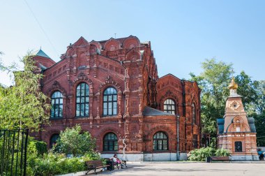 Moskova, Rusya - 27 Ağustos 2018: Harap etkin olmayan Katedrali All merhametli kurtarıcı eski manastır ve Aculina Alfaria Türbesi chapel üzüntü herkese