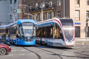 Moskova, Rusya - 27 Ağustos 2018: İki Rus üç birimli düşük katlı Tverskaya Zastava kare 
