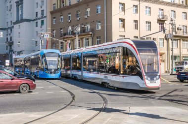 Moskova, Rusya - 27 Ağustos 2018: İki Rus üç birimli düşük katlı Tverskaya Zastava kare 