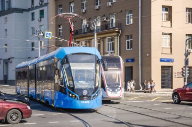 Moskova, Rusya - 27 Ağustos 2018: İki Rus üç birimli düşük katlı Tverskaya Zastava kare 