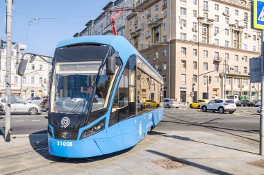 Moskova, Rusya - 27 Ağustos 2018: Rus üç birimli düşük katlı Mavi Tramvay araba Tverskaya Zastava kare üzerinde 
