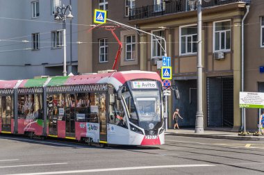 Moskova, Rusya - 27 Ağustos 2018: Rus üç birimli düşük katlı tramvay araba 