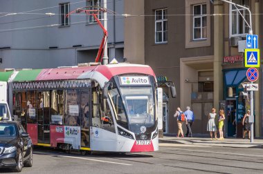 Moskova, Rusya - 27 Ağustos 2018: Rus üç birimli düşük katlı tramvay araba 