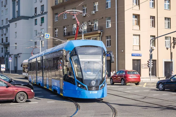 Moskova, Rusya - 27 Ağustos 2018: Rus üç birimli düşük katlı Mavi Tramvay araba Tverskaya Zastava kare üzerinde 