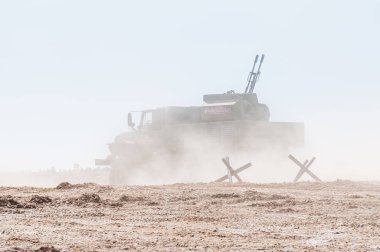 Alabino askeri eğitim alanı, Moskova Oblast, Rusya Federasyonu - 26 Ağustos 2018: Uluslararası Forumu ordu-2018. Ural-4320 şasi toz uçaksavar ücreti Zu - 23m. Tanksavar kirpi