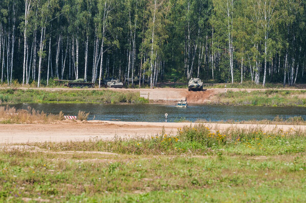 АЛАБИНО, МОСКВА ОБЛАСТЬ, РОССИЯ - 26 августа 2018 года: Международный форум "АРМИЯ-2018". "Военное шоу" Вежливые люди ". Скопление воды. Точка пересечения реки
