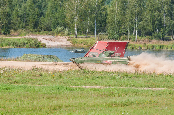 АЛАБИНО, МОСКВА ОБЛАСТЬ, РОССИЯ - 26 августа 2018 года: Международный форум "АРМИЯ-2018". "Военное шоу" Вежливые люди ". Скопление воды. Точка пересечения реки
