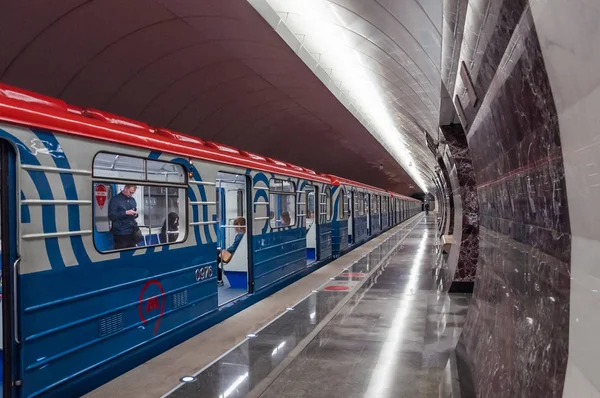 モスクワ メトロの Lyublinsko Dmitrovskaya Verkhniye Likhobory の駅で列車が到着したモスクワ ロシア 2018 — ストック写真