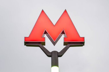Moskova, Rusya, Kasım, 9, 2018. Moskova metrosu, bulutlu gökyüzü arka plan üzerinde kırmızı mektup 