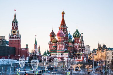 Moskova, Rusya - 9 Ocak 2018: Görünümünü Aziz Basil Katedrali ve işçinin Kulesi Moskova Kremlin bir kış akşamı,