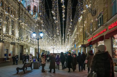Moskova, Rusya - 9 Ocak 2018: Neşeli Noel ışıkları Nikolskaya Caddesi üzerinde