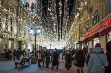 Moskova, Rusya - 9 Ocak 2018: Neşeli Noel ışıkları Nikolskaya Caddesi üzerinde